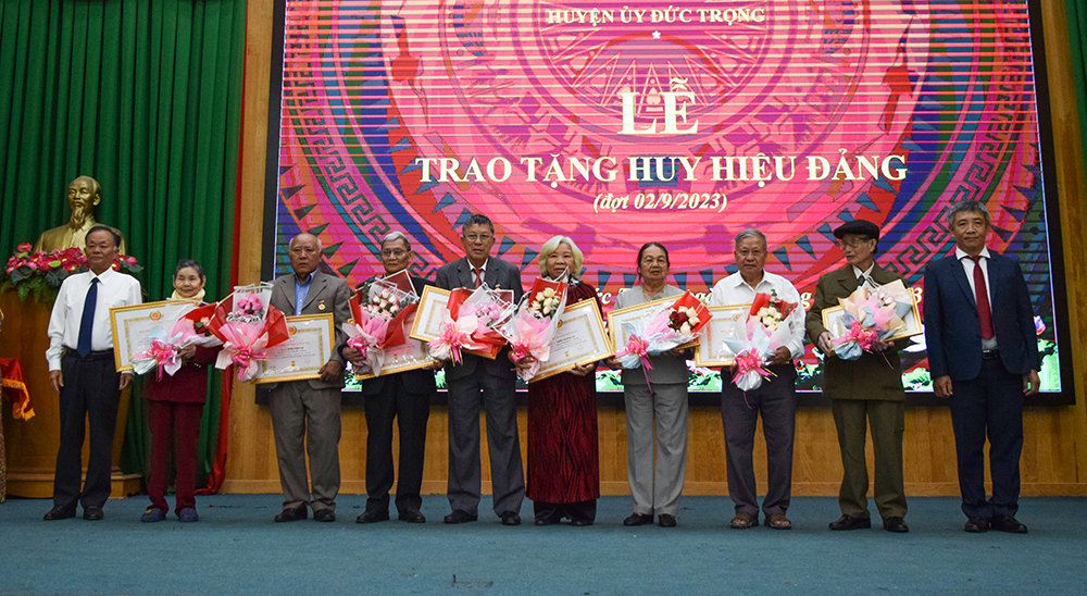 Đồng chí Bùi Sơn Điền – Bí thư Huyện ủy Đức Trọng, và đồng chí Lê Hồng Khánh – Phó Bí thư Thường trực Huyện ủy, trao Huy hiệu trao Huy hiệu 55 năm tuổi Đảng cho các đảng viên