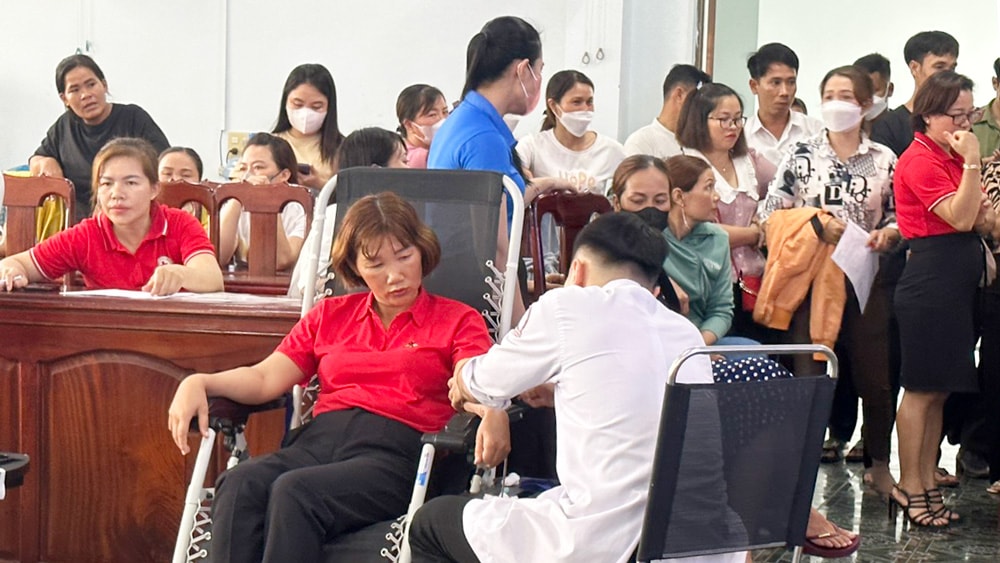 Cán bộ, công chức, người lao động cùng đông đảo người dân huyện Cát Tiên tham gia hiến máu