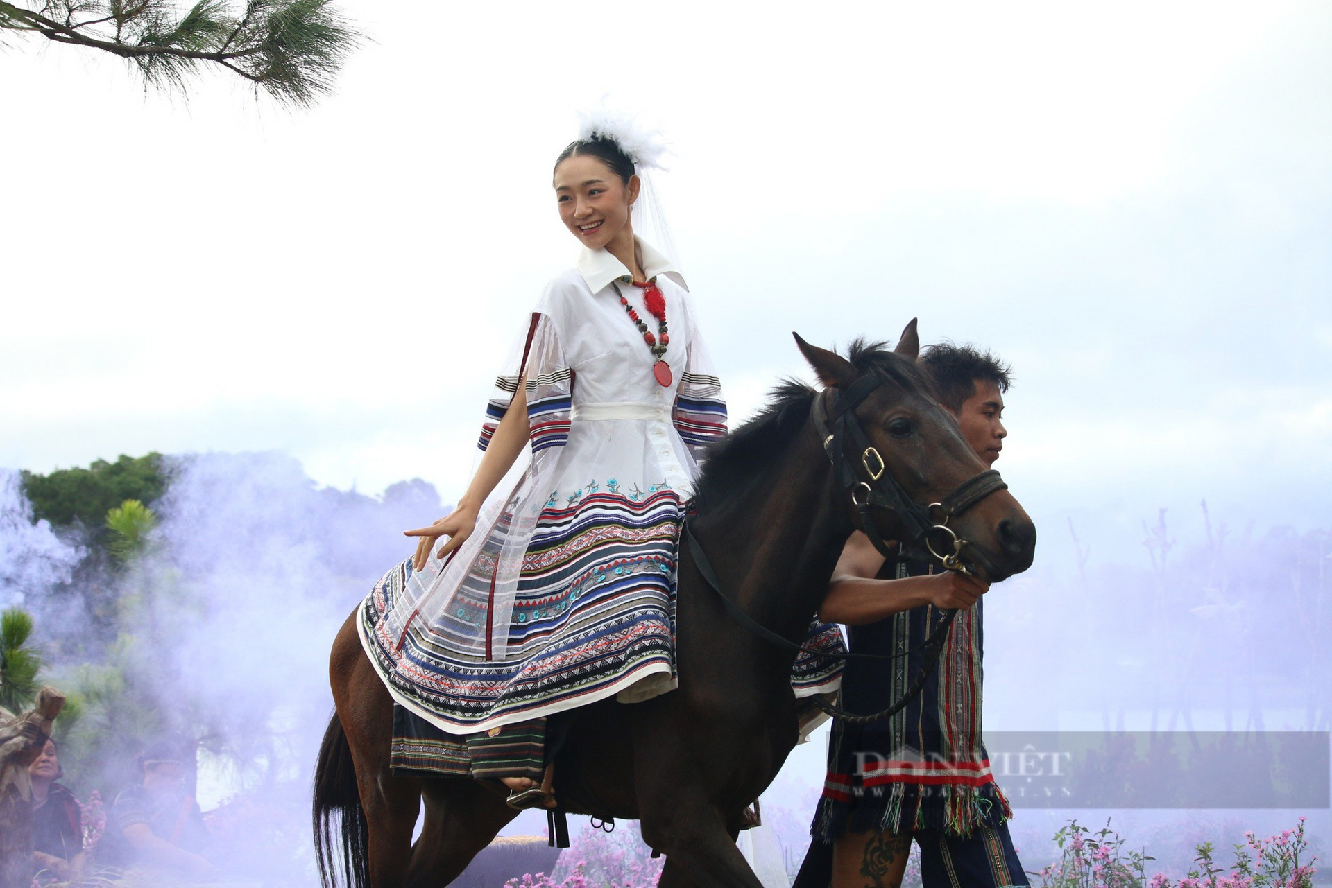 Mãn nhãn với hơn 200 bộ trang phục thổ cẩm được trình diễn tại Thiên đường Tây Nguyên - Ảnh 7.