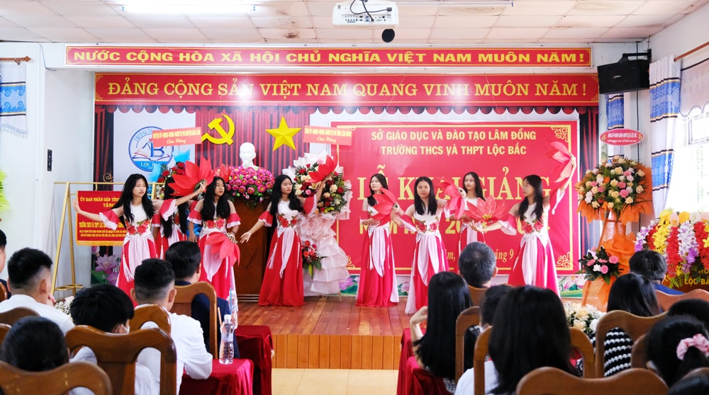 Văn nghệ chào mừng năm học mới