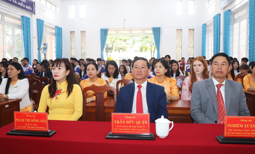 Đồng chí Trần Đức Quận - Bí thư Tỉnh ủy Lâm Đồng dự lễ khai giảng năm học mới tại Trường THPT Chuyên Bảo Lộc