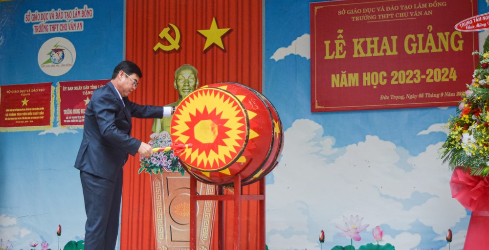 Đồng chí Trần Đình Văn – Phó Bí thư Thường trực Tỉnh ủy, Trưởng Đoàn Đại biểu Quốc hội đơn vị tỉnh Lâm Đồng, đánh trống khai giảng năm học mới