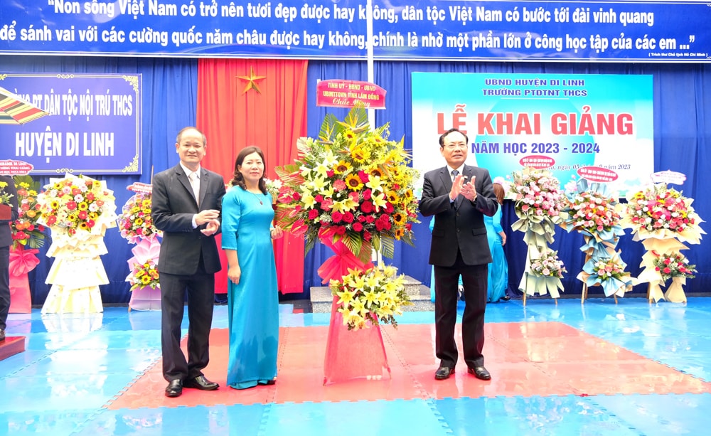 Đại diện lãnh đạo tỉnh tặng hoa chúc mừng lễ khai giảng năm học mới