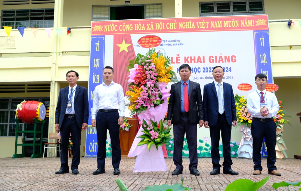 Lãnh đạo huyện Cát Tiên tặng hoa chúc mừng Lễ Khai giảng