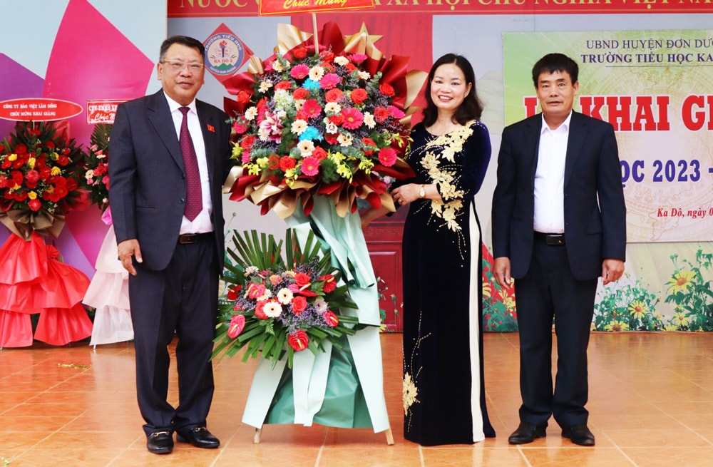 Đồng chí Nguyễn Tạo - Phó Trưởng Đoàn Đại biểu Quốc hội tỉnh tặng lẵng hoa chúc mừng thầy và trò Trường Tiểu học Ka Đô 2 nhân dịp khai giảng năm học mới