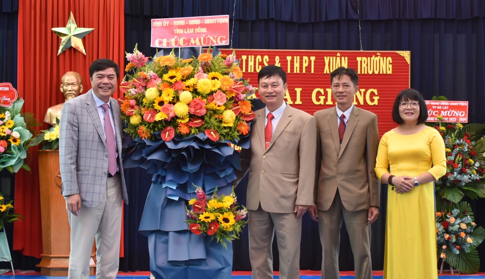 Đồng chí Đặng Đức Hiệp - Ủy viên Ban Thường vụ Tỉnh ủy, Chủ nhiệm Ủy ban Kiểm tra Tỉnh ủy tặng hoa chúc mừng nhà trường nhân dịp khai giảng