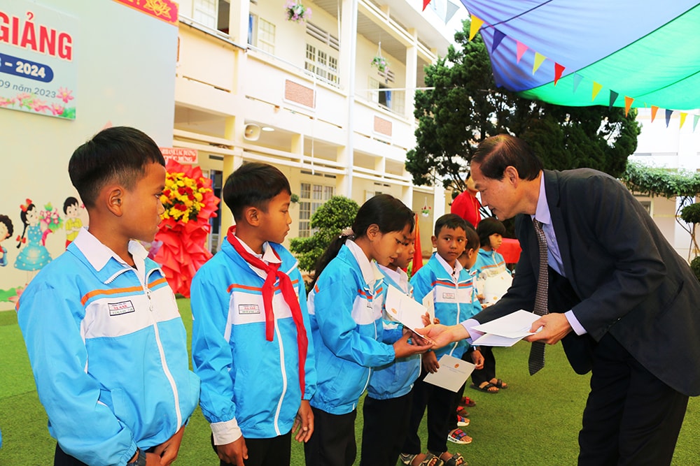 Đồng chí Nguyễn Trọng Ánh Đông – Ủy viên Ban Thường vụ, Trưởng Ban Tổ chức Tỉnh ủy tặng học bổng cho học sinh có hoàn cảnh khó khăn đạt thành tích cao trong học tập