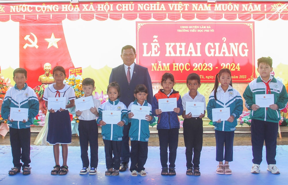 Đồng chí K Mák trao học bổng cho các em học sinh Trường Tiểu học Phi Tô