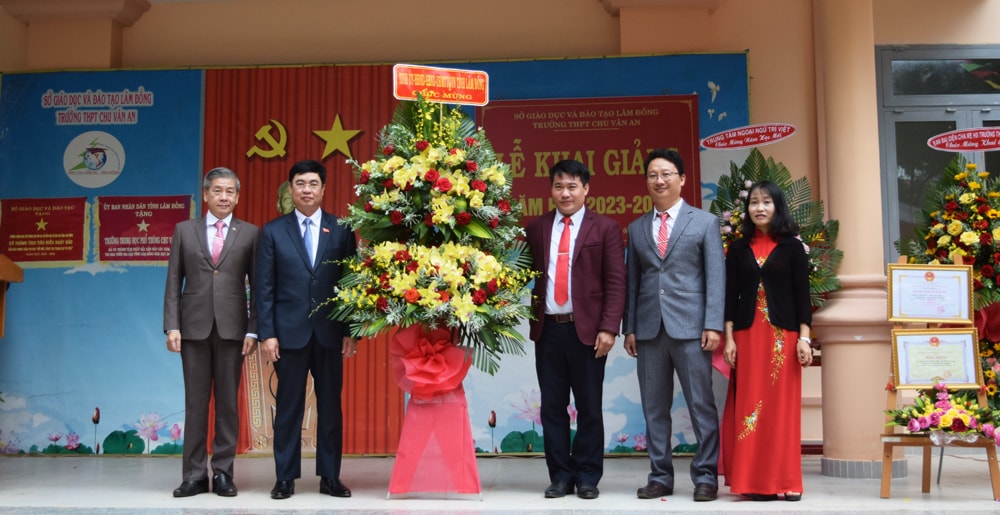 Đồng chí Trần Đình Văn – Phó Bí thư Thường trực Tỉnh ủy, Trưởng Đoàn Đại biểu Quốc hội đơn vị tỉnh Lâm Đồng, tặng hoa chúc mừng thầy và trò trường THPT Chu Văn An
