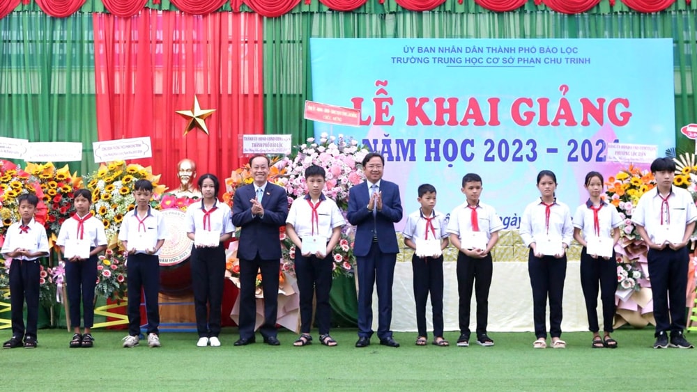 Bí thư Thành ủy Bảo Lộc Tôn Thiện Đồng trao tặng học bổng cho các em học sinh