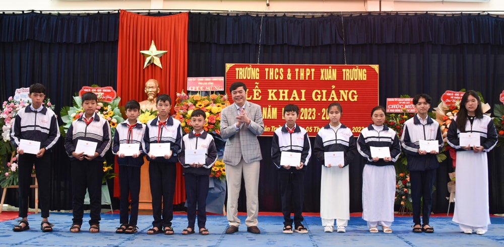 Đồng chí Đặng Đức Hiệp - Ủy viên Ban Thường vụ Tỉnh ủy, Chủ nhiệm Ủy ban Kiểm tra Tỉnh ủy trao 10 suất học bổng cho học sinh nghèo vượt khó