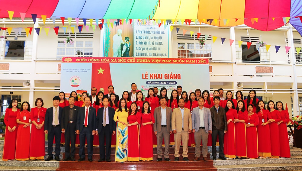 Trưởng Ban Tổ chức Tỉnh ủy Nguyễn Trọng Ánh Đông cùng lãnh đạo Sở Giáo dục Đào tạo, Sở Nội vụ và lãnh đạo huyện Lạc Dương chụp hình lưu niệm với cán bộ, giáo viên, nhân viên Trường Tiểu học Đạ Sar