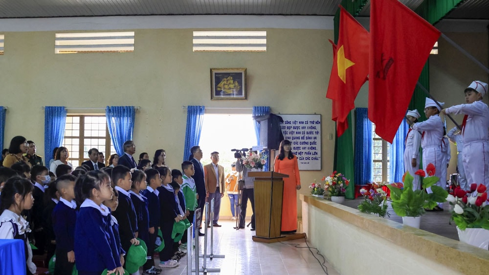 Thầy trò nhà trường và các đại biểu chào cờ buổi đầu tiên đón chào năm học mới