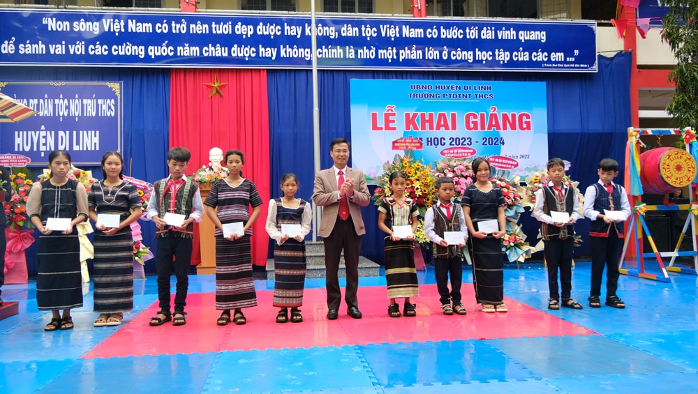 Đồng chí Đinh Văn Tuấn – Bí thư Huyện uỷ Di Linh trao học bổng cho học sinh vượt khó