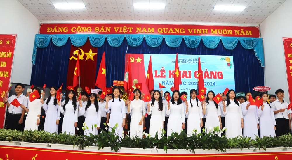 Các em học sinh lớp 10 Trường THPT Chuyên Bảo Lộc chào năm học mới tại Lễ Khai giảng