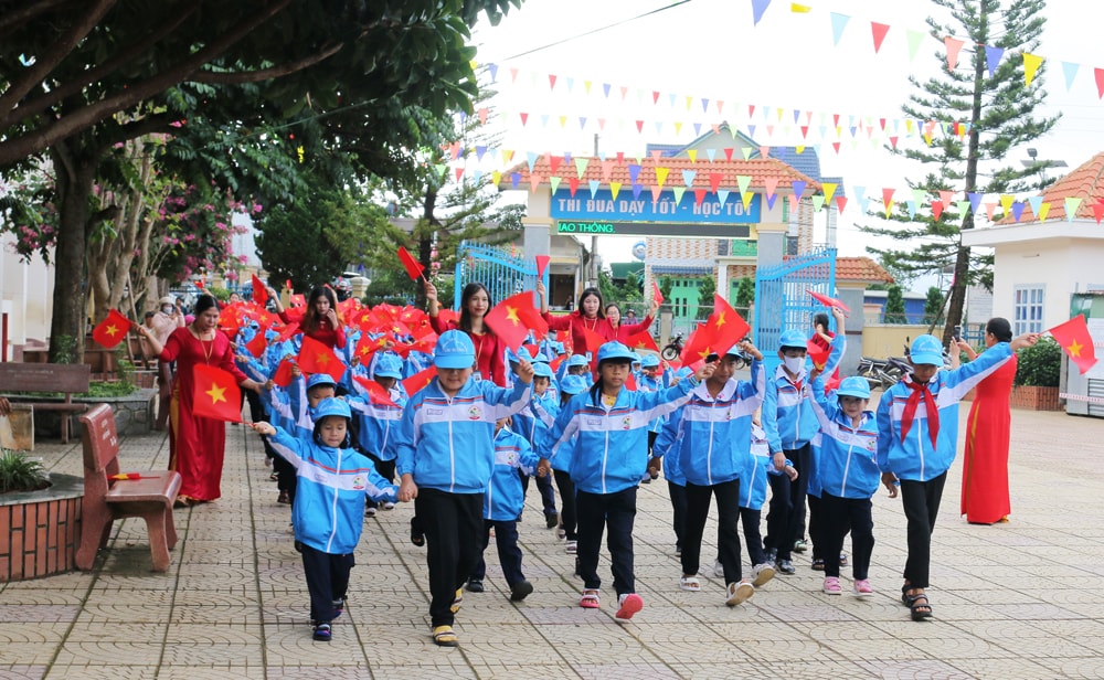 Đại diện học sinh khối lớp 5 đón các em học sinh lớp 1 trong ngày khai giảng năm học 2023 – 2024