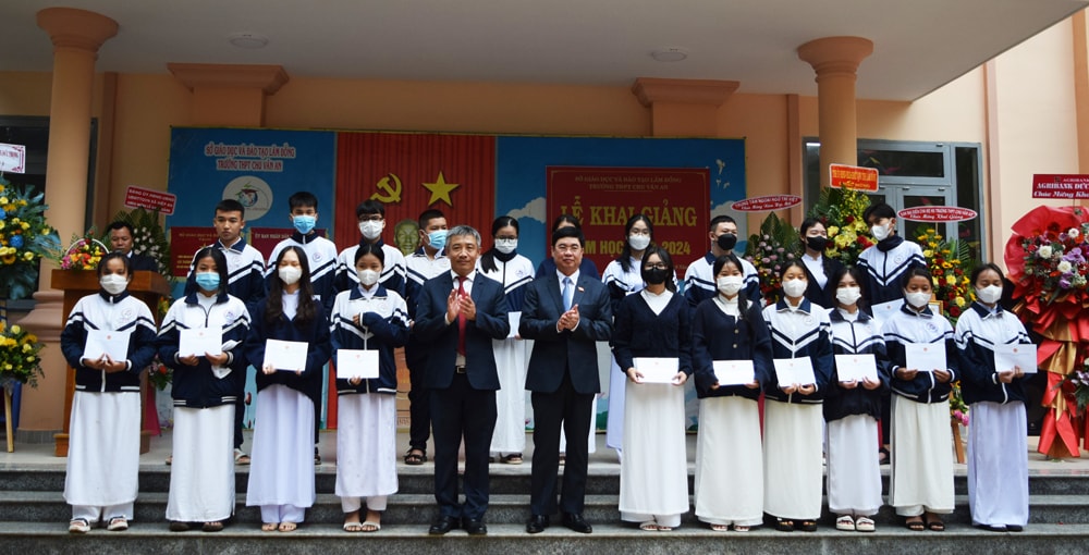 Đồng chí Trần Đình Văn – Phó Bí thư Thường trực Tỉnh ủy, Trưởng Đoàn Đại biểu Quốc hội đơn vị tỉnh Lâm Đồng và đồng chí Bùi Sơn Điền – Bí thư Huyện ủy Đức Trọng, trao học bổng cho các em học sinh