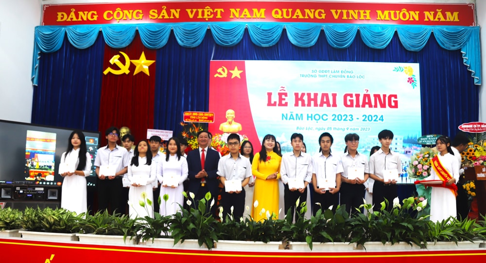 Đồng chí Trần Đức Quận trao học bổng cho các em học sinh khó khăn