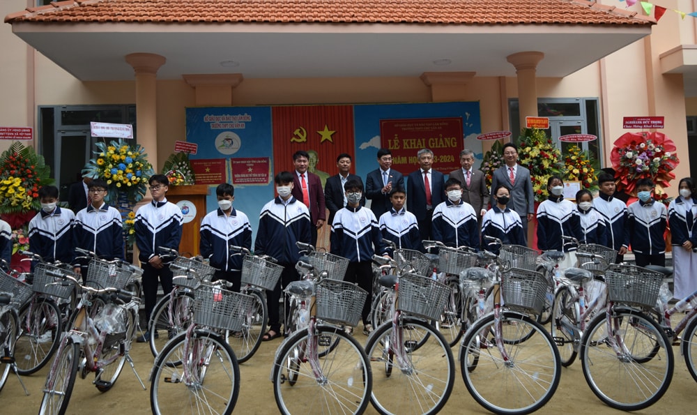 Đồng chí Trần Đình Văn – Phó Bí thư Thường trực Tỉnh ủy, Trưởng Đoàn Đại biểu Quốc hội đơn vị tỉnh Lâm Đồng và đồng chí Bùi Sơn Điền – Bí thư Huyện ủy Đức Trọng, trao xe đạp cho các em học sinh