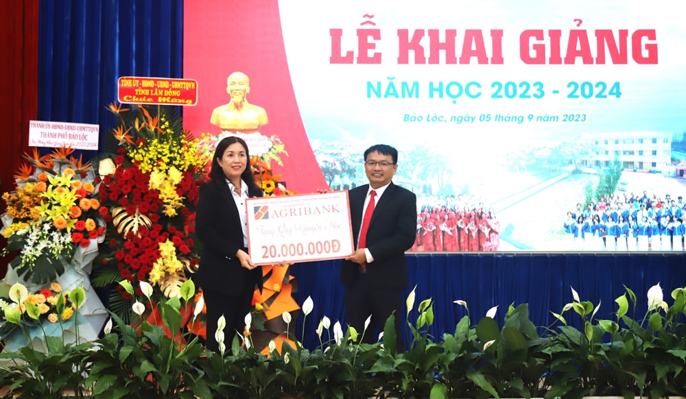 Các đơn vị trao học bổng cho học sinh nhà trường