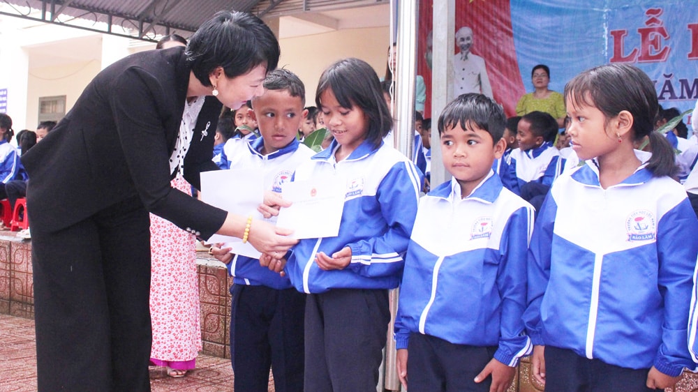 Trưởng Ban Dân vận Tỉnh ủy Phạm Thị Phúc trao học bổng