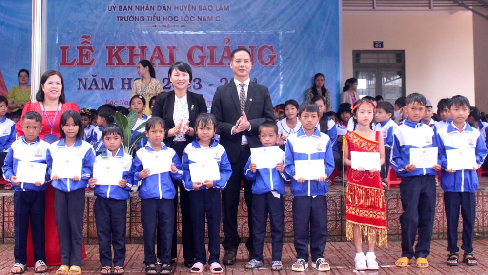 Trưởng Ban Dân vận Tỉnh ủy Lâm Phạm Thị Phúc trao học bổng