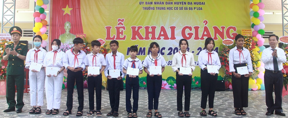 Tặng 10 suất học bổng cho các em học sinh trong năm học mới
