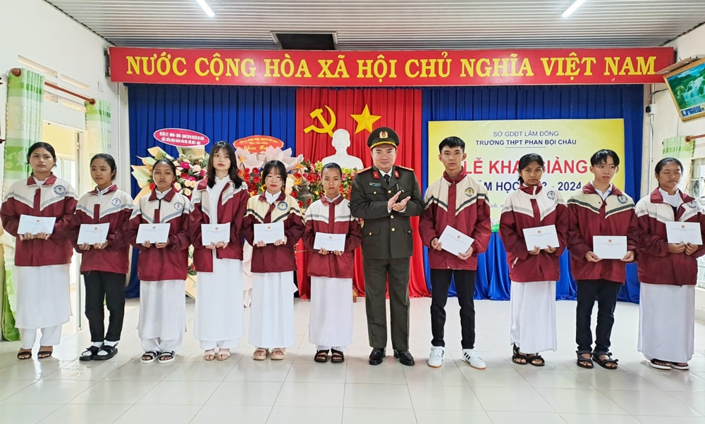 Đại tá Trương Minh Đương - Giám Đốc Công an tỉnh trao học bổng cho học sinh vượt khó trong học tập