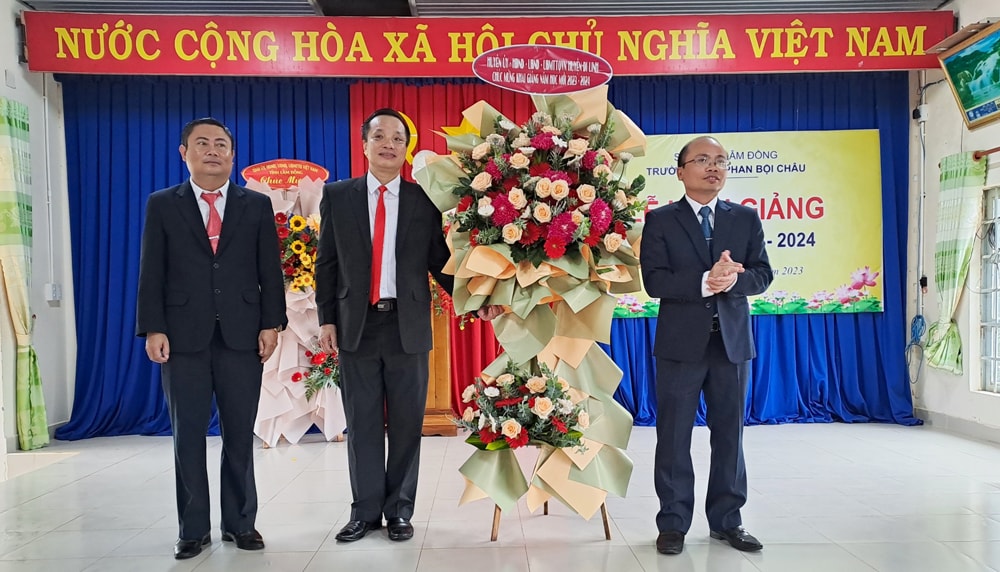 Ông Trần Đức Công – Chủ tịch UBND huyện tặng hoa chúc mừng nhà trường