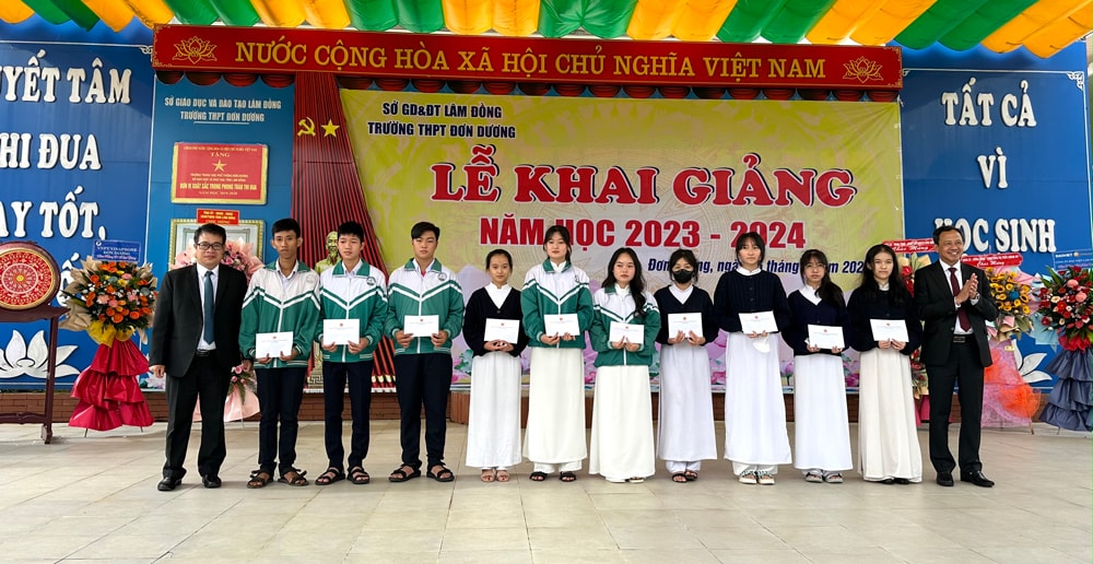 Phó Chủ tịch UBND tỉnh Nguyễn Ngọc Phúc và Bí thư Huyện ủy Đơn Dương Trương Văn Tùng trao học bổng cho các em học sinh có hoàn cảnh khó khăn