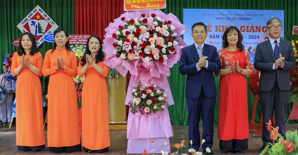 Đồng chí Đặng Trí Dũng - Ủy viên Ban Thường vụ Tỉnh ủy Lâm Đồng, Bí thư Thành ủy Đà Lạt tặng hoa chúc mừng thầy và trò Trường Tiểu học Thái Phiên