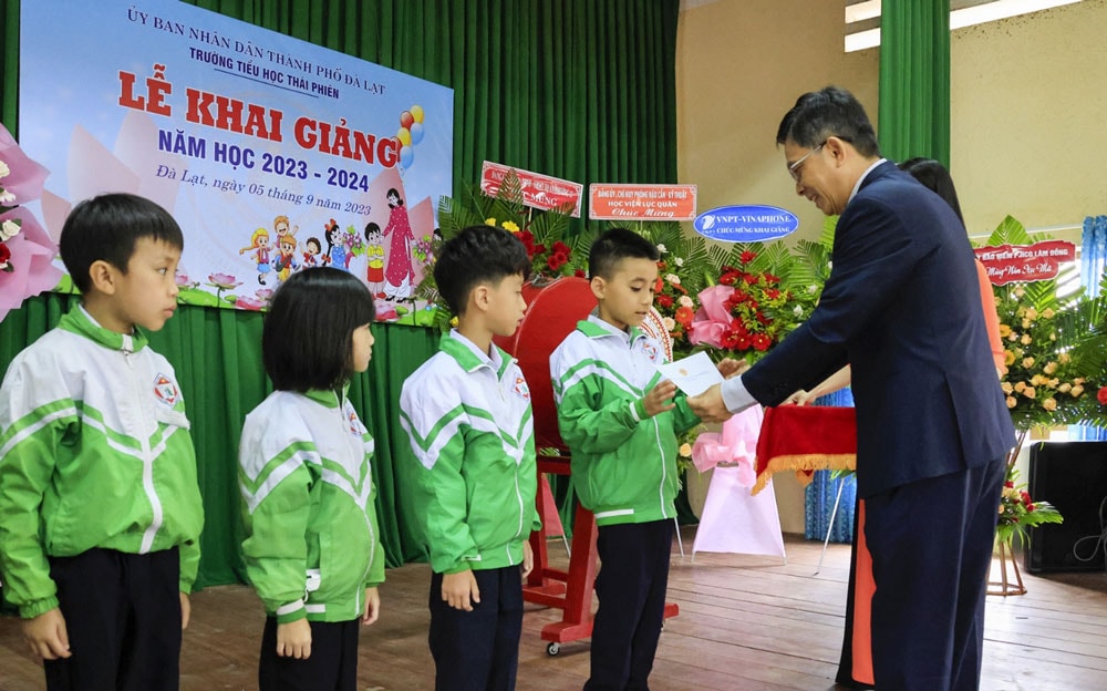 Đồng chí Đặng Trí Dũng - Ủy viên Ban Thường vụ Tỉnh ủy Lâm Đồng, Bí thư Thành ủy Đà Lạt trao học bổng cho học sinh nghèo vượt khó