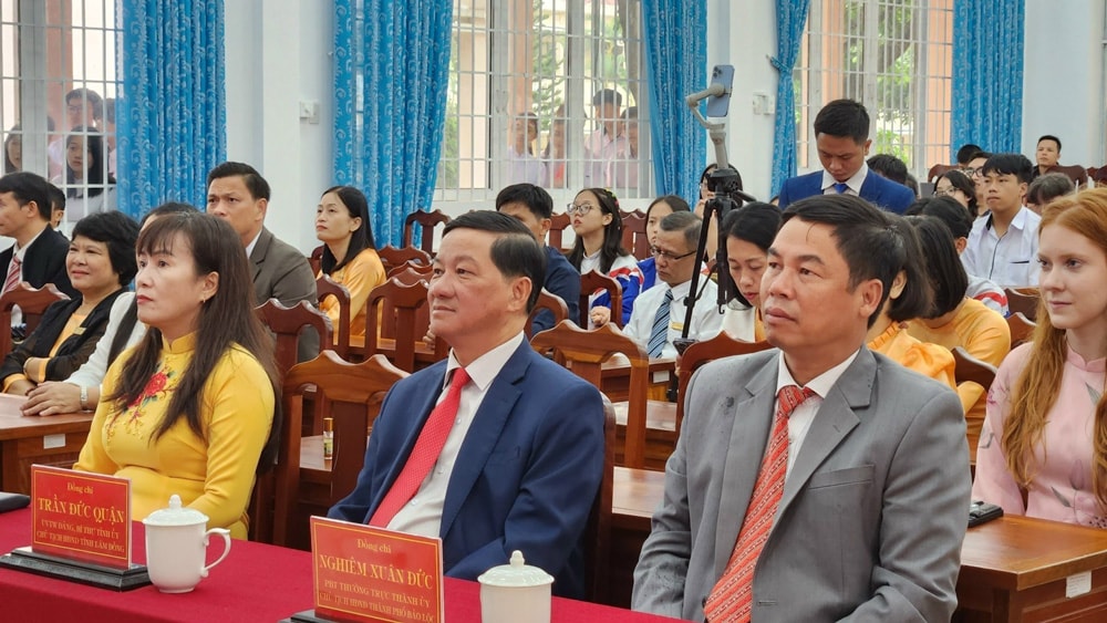 Đồng chí Trần Đức Quận - Ủy viên Ban Chấp hành Trung ương Đảng, Bí thư Tỉnh ủy, Chủ tịch HĐND tỉnh dự lễ khai giảng tại Trường Chuyên Bảo Lộc
