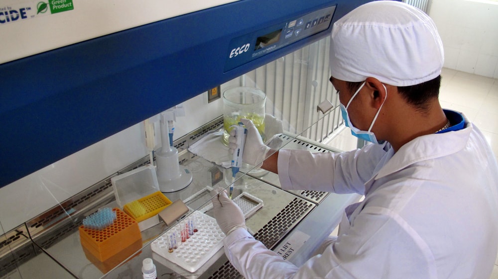 Kỹ thuật viên đang thực hiện các test tại Phòng Xét nghiệm khẳng định HIV thuộc Trung tâm Kiểm soát bệnh tật tỉnh