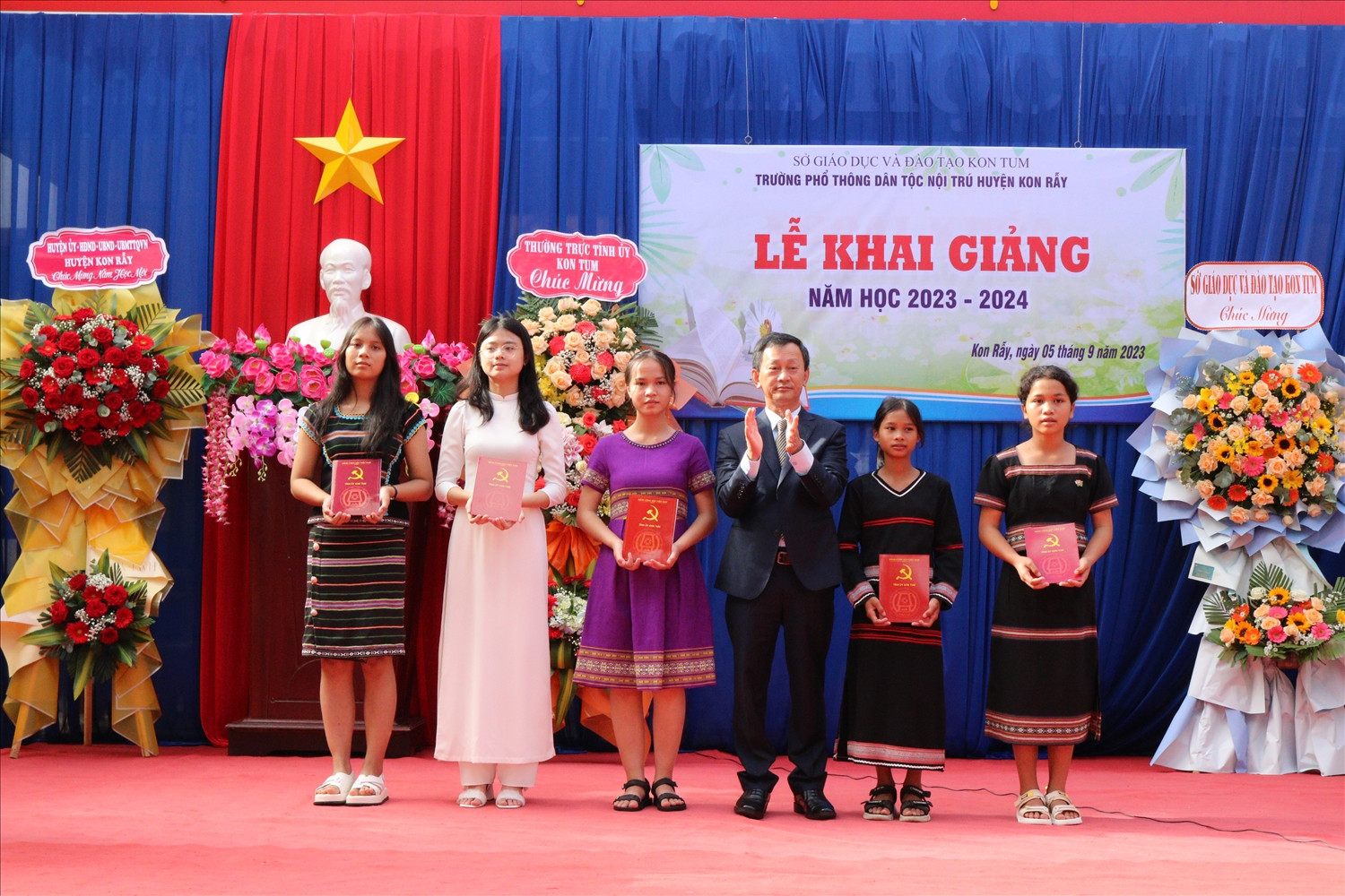 Ủy viên Ban Chấp hành Trung ương Đảng, Bí thư Tỉnh ủy Kon Tum Dương Văn Trang trao tặng học bồng cho 05 em học sinh Trường PTDTNT huyện Kon Rẫy