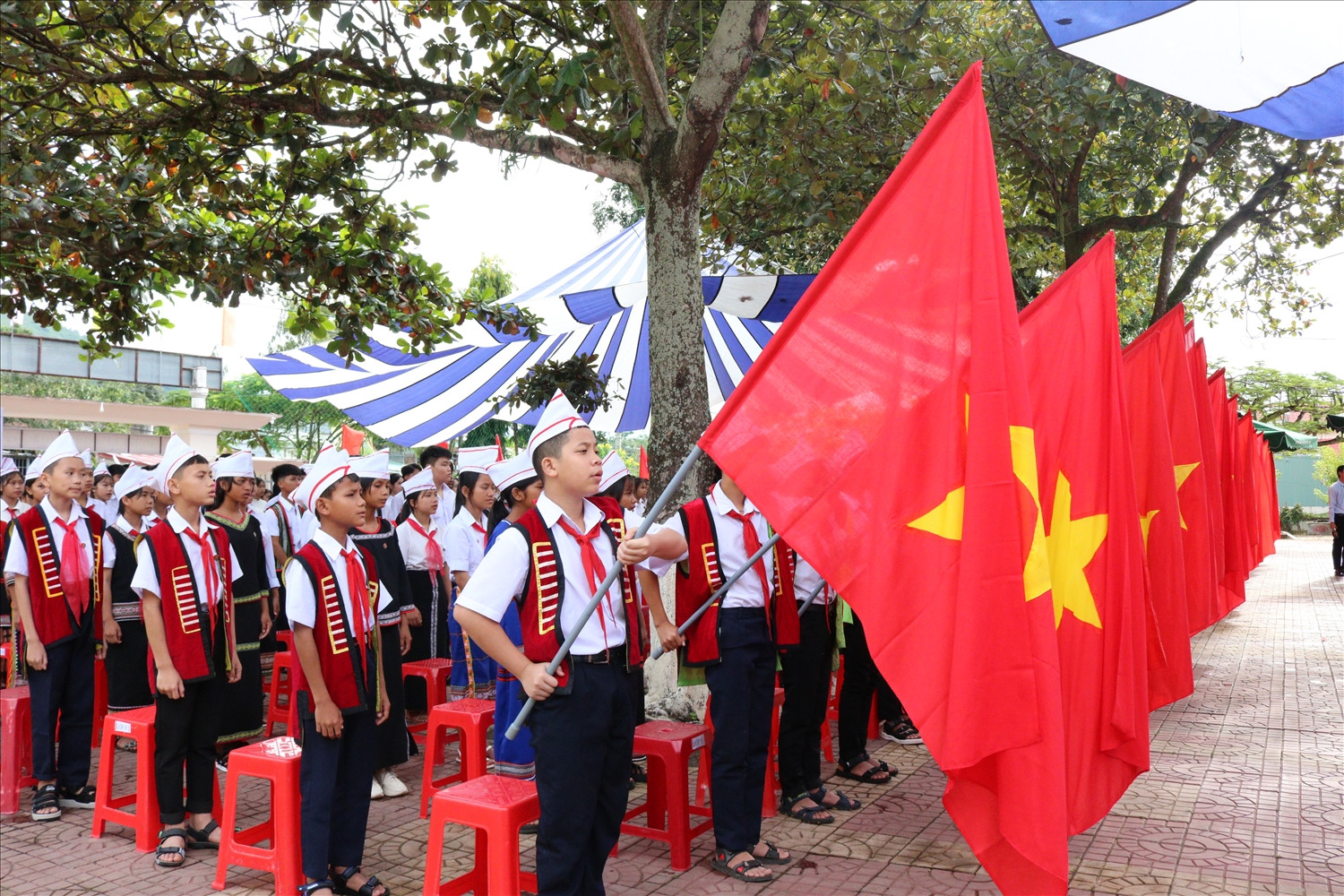 Thầy và trò Trường PTDTNT huyện Kon Rẫy thực hiện nghi lễ chào cờ tại Lễ khai giảng năm học mới 2023 – 2024 