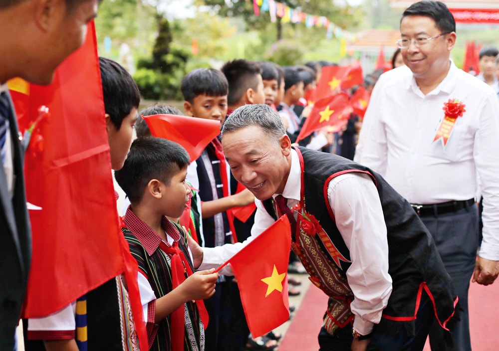 Chủ tịch UBND tỉnh Trần Văn Hiệp ân cần hỏi thăm các em học sinhtại Trường Phổ thông Dân tộc nội trú THCS huyện Đam Rông. Ảnh: C.T