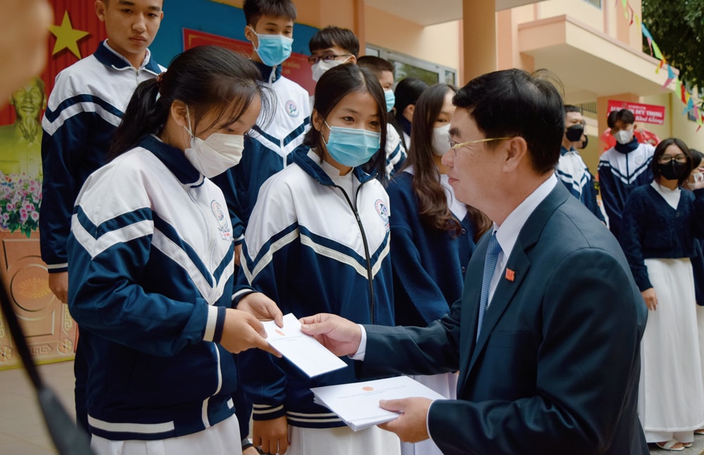 Phó Bí thư Thường trực Tỉnh ủy, Trưởng Đoàn ĐBQH tỉnh Trần Đình Văn trao học bổngcho các em học sinh tại Trường THPT Chu Văn An, huyện Đức Trọng. Ảnh: V.L