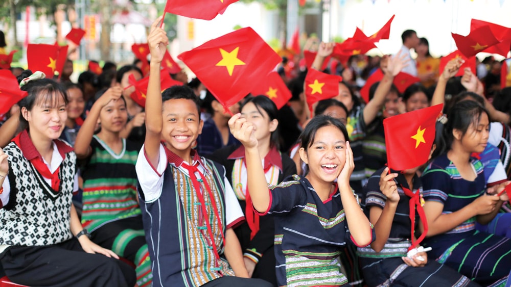 Học sinh Trường Phổ thông Dân tộc Nội trú THCS huyện Đam Rông vui mừng đón chào năm học mới. Ảnh: Chính Thành