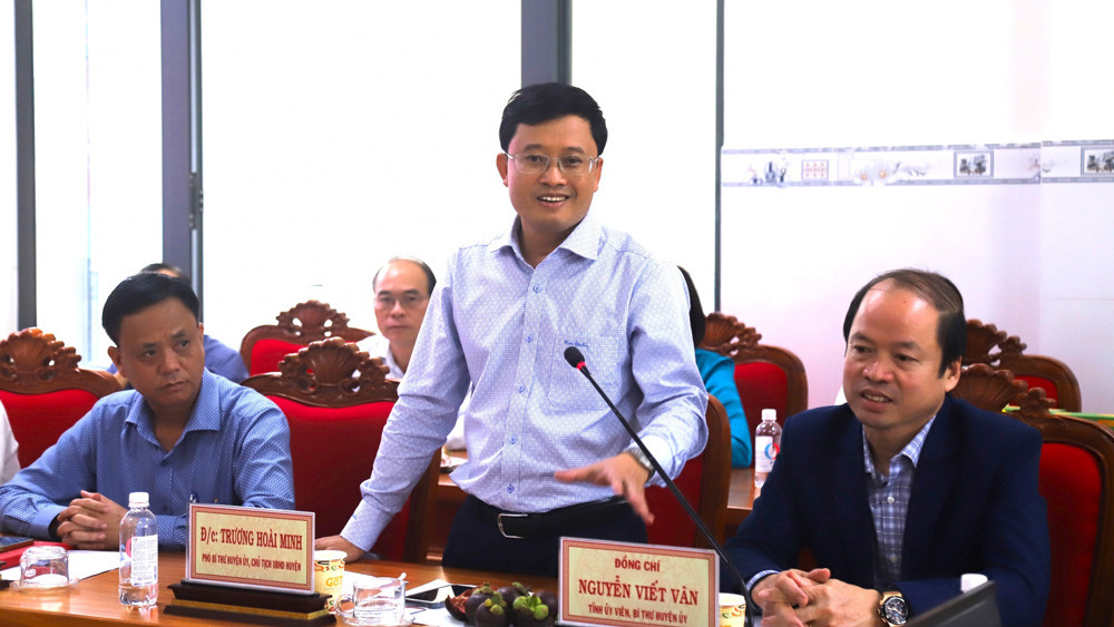 Chủ tịch UBND huyện Bảo Lâm Trương Hoài Minh giới thiệu các sản phẩm nông nghiệp chủ lực của địa phương