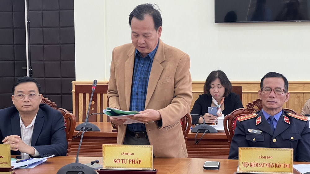 Đại diện Sở Tư pháp phát biểu góp ý