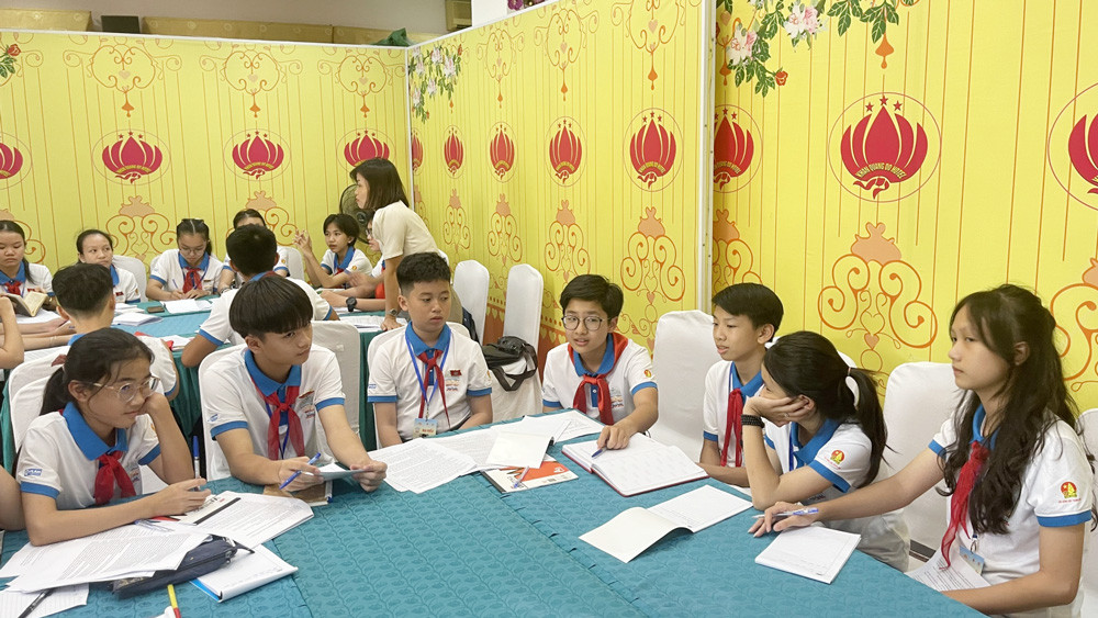 Đại biểu thiếu nhi Lâm Đồng tham gia thảo luận tổ cùng thiếu nhi các địa phương