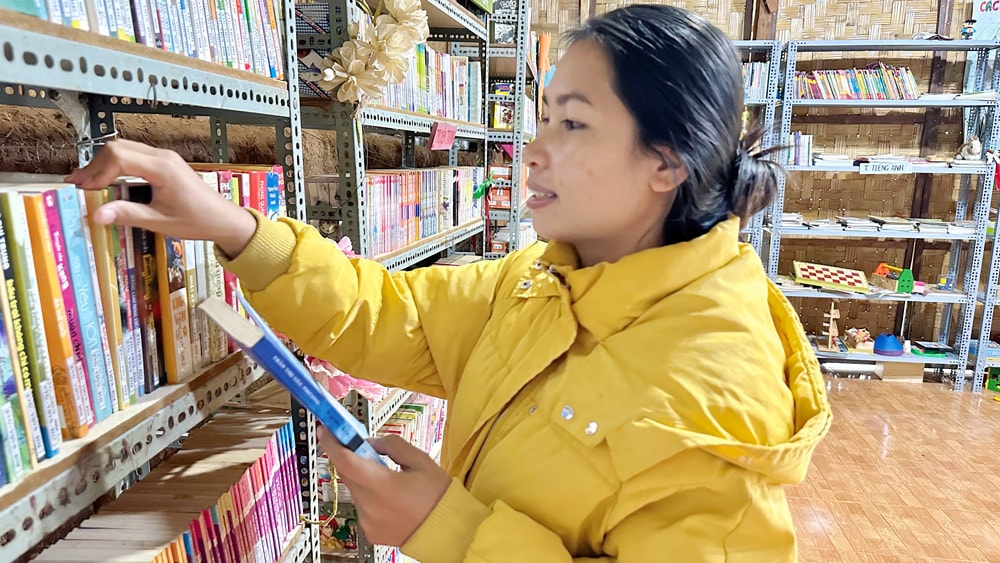 Ka Trôi thường tìm những quyển sách về văn hóa đa dạng của các vùng, miền để giới thiệu với trẻ em trong vùng