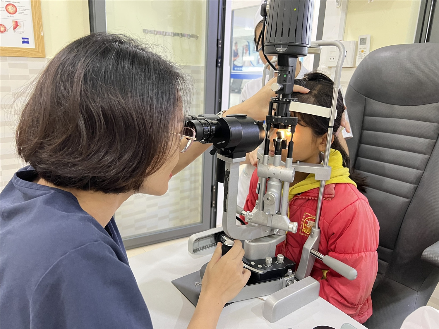 Bệnh nhân đến thăm khám bệnh về mắt tại tại Bệnh viện Mắt Quốc tế Sài Gòn - Gia Lai