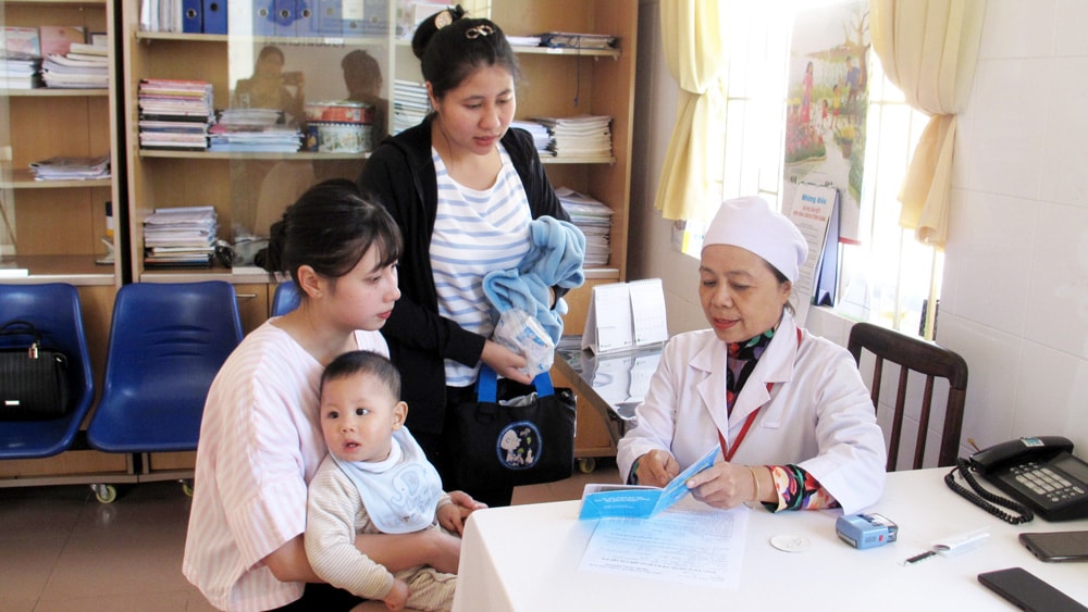 Cán bộ y tế tư vấn về lợi ích của tiêm vắc xin phòng viêm gan B cho trẻ em dưới 1 tuổi tại Trạm Y tế Phường 4 (TP Đà Lạt)