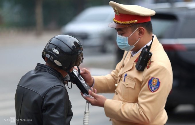 Cảnh sát giao thông Hà Nội kiểm tra nồng độ cồn xe máy, chiều 18/1/2023. Ảnh: Gia Chính