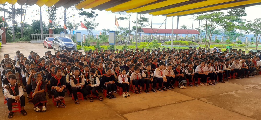 Học sinh tham gia khai giảng lớp học viết chữ KHo