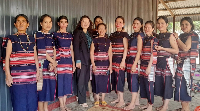 Chị Đinh Thị Toại (thứ 4 từ trái qua) là nữ cán bộ hội người Bahnar, có nhiều đóng góp, khích lệ sự tham gia của phụ nữ vào bảo tồn và phát huy di sản văn hóa. Ảnh: Minh Châu ảnh 2