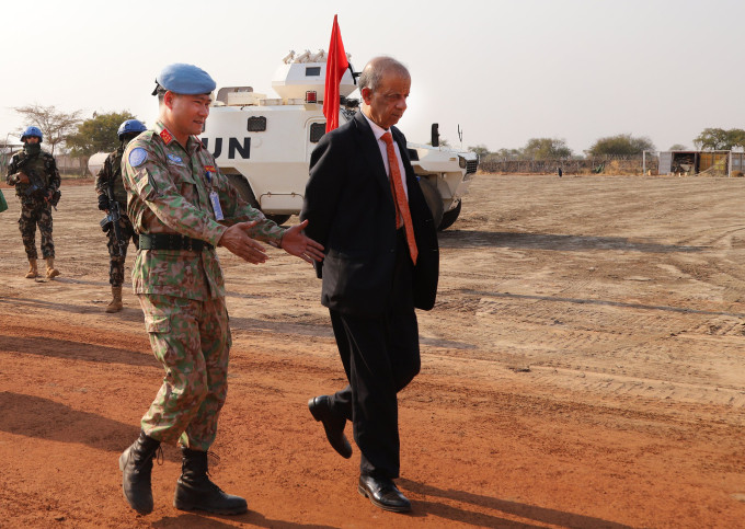 Phó tổng thư ký Liên Hợp Quốc Atul Khare (áo đen) trao đổi với Đại tá Mạc Đức Trọng, Đội trưởng Công binh Việt Nam khi đến thăm nơi đóng quân của Đội tại Abyei. Ảnh: Đội Công binh số 1