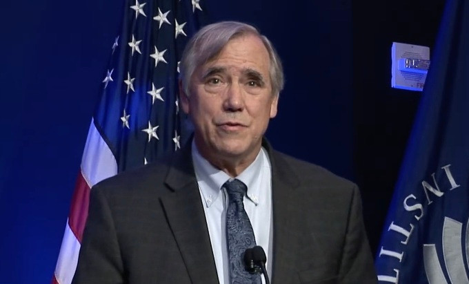 Thượng nghị sĩ Jeff Merkley phát biểu ngày 14/9, tại sự kiện do Viện Hòa bình Mỹ (USIP) tổ chức tại Washington. Ảnh chụp màn hình